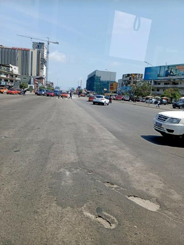  Abidjan Un Terrain De 2529m2 En Vente - mine terrain concession *vge entre la tour ivoire (qui fait face à ibis) et la station total( avant le chantier de l'échangeur du grand carrefour de koumassi)*--mise en vente du terrain abritant les bureaux de la microfinance baobab.--*superficie- 2529 m2*--*document- acd*--*prix- 1.700.000 fcfa/m2  