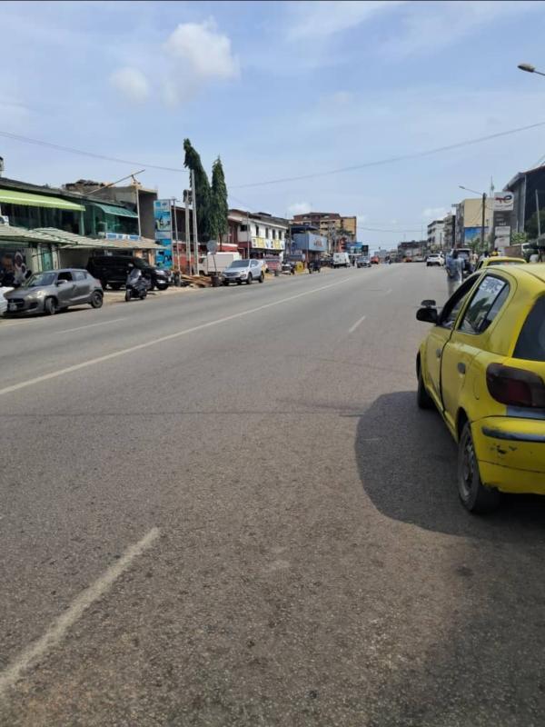  Je Vends Un Terrain Commercial Abidjan - mine terrain concession *2 plateaux tribunal du commerce-*--mise en vente d'une somptueuse villa basse de 7 pièces + 2 cuisines( européenne et africaine)+ grande terrasse couverte + beau jardin + piscine + garage 6 voitures dont 2 couvertes.--la villa est contiguë à la fondation.donwahi et pourrait ser