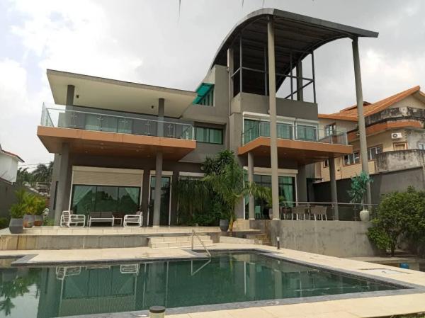  Je Vends Une Maison Abidjan 2plateaux - mine terrain concession vente un somptueux  et luxueux triplex  de 17 pi&egrave;ces aux 2 plateaux vallon,   avec un sous-sol.  en bordure d'une voie bitum&eacute;e. &agrave; un emplacement remarquable. cette belle demeure d'exception construite sur une grande parcelle de 2200 m2 offre de beaux volumes et de belles hauteurs