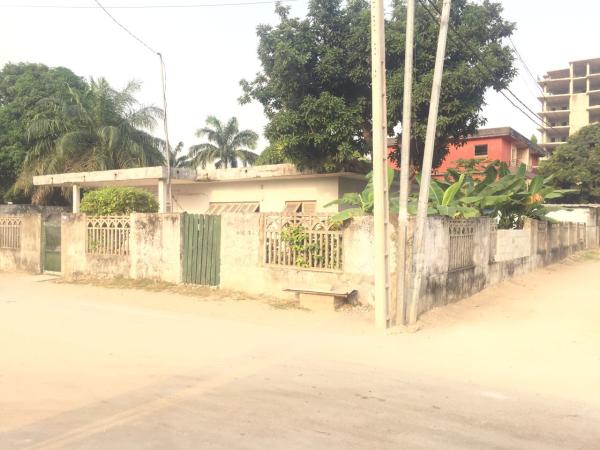  Vente Abidjan Zone4 Terrain De 699m2 Avec Acd - mine terrain concession zone 4 carrefour mercedez rue paul langevin à l'angle terrain de 699 m2 avec une vieille bâtisse on peut faire immeuble r+7 prix de vente 850 millions à débattre