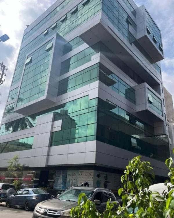  Abidjan Immeuble En Vente Au Plateau - mine terrain concession *en vente ----abidjan plateau*-- --*immeuble --de haut standing de 8 étages --à vendre --au plateau  composé que de bureaux*--*apport locatif du moment - 55 millions--*3 niveaux n'ont pas encore été loués.--superficie - 400m²--document - titre foncier indivi