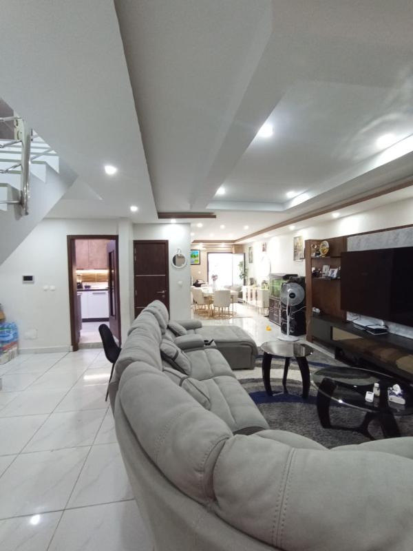  Maison Vendre Abidjan Côté D'ivoire - mine terrain concession en vente --a cocody f&eacute;k&eacute;ss&eacute; dans la b&egrave;lle cit&eacute; promogim --bitum&eacute;e et acc&egrave;s facile --.une duplex haut standing .de 5 pi&egrave;ces --chambres autonomes --.garage 2 voitures--.cours arri&egrave;re et avant --.une piscine prot&eacute;g&eacute;e --. camer