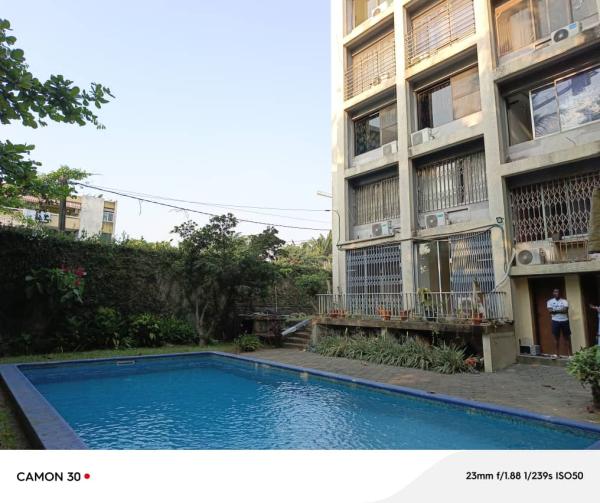  Vente Abidjan Un Immeuble +2 Avec Piscine - mine terrain concession en vente ----- 1 immeuble haut standing aux 2 plateau 7e tranche. ----caractéristiques - ----- 4 appartements de 3 pièces --- 3 appartements de 5 pièces --- 1 grand penthouse de 5 pièces--- parking interne 9 véhicules--- parking externe 4 véhicules --- 1 pis