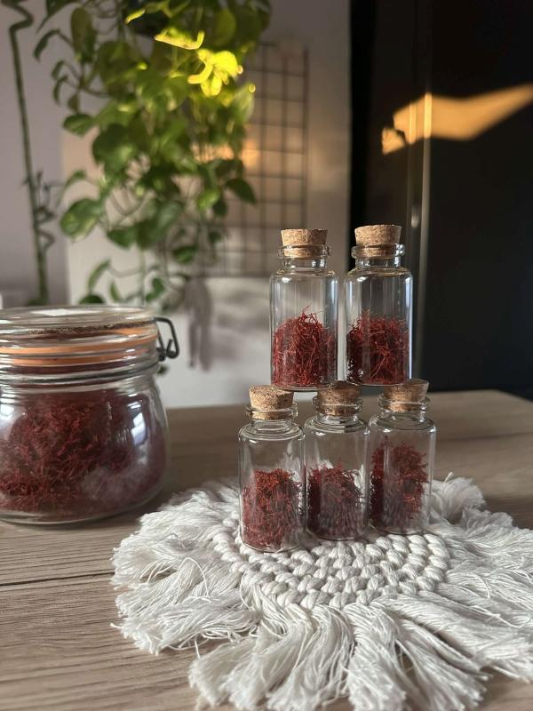  Safran D'origine France - épices aromates  je mets en vente mon safran ( crocus sativus) r&eacute;colt&eacute; en france dans un terrain bio sans pesticide. il est certifi&eacute; en premi&egrave;re cat&eacute;gorie par rapport &agrave; la norme iso 3632. les pistils ont &eacute;t&eacute; soigneusement choisies ils sont prets &agra