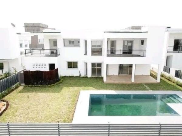  Une Duplex De 6pieces Vendre Avec Acd - mine terrain concession ----vente – villa duplex 6 pièces avec --jardin & piscine à la riviera m’badon----dans une cité sécurisée avec aire de jeux et parking visiteurs. superficie - 600 m²----composition - 4 chambres,  séjour/salle à manger,  bureau,  2 cuisines,  dépend