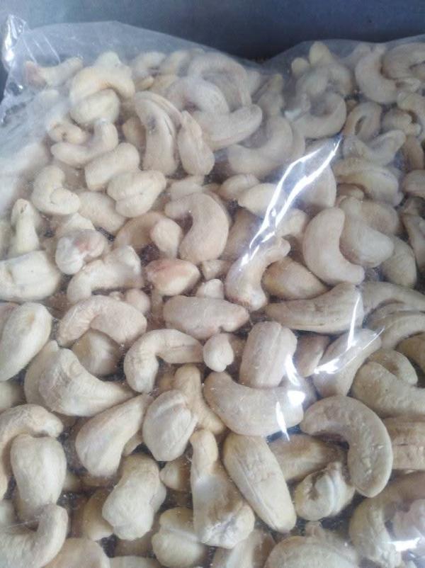  Noix De Cajoux - fruits secs et graines grillées nous cherchons des bons clients pour nos noix de cajoux de madagascar blanc et d&eacute;cortiqu&eacute;es. prix 7000euro la tonne nous pouvons acceptons 25tonnes par mois. mode de paiement 30% &agrave; la commande et solde apr&egrave;s embarquement. merci bien de nous contacter directement pour