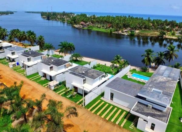  Vendre Une Duplex De Pièces Assinie Mafia - mine terrain concession nous vendons une somptueux duplex de 8 pi&egrave;ces en c&ocirc;t&eacute; d'ivoire pr&eacute;cis&eacute;ment assinie mafia en bordure de lagune avec une piscine et une belle plage sur une superficie de 2000m2 vendu au prix de 1milliard fcfa n&eacute;gociable mon contact 