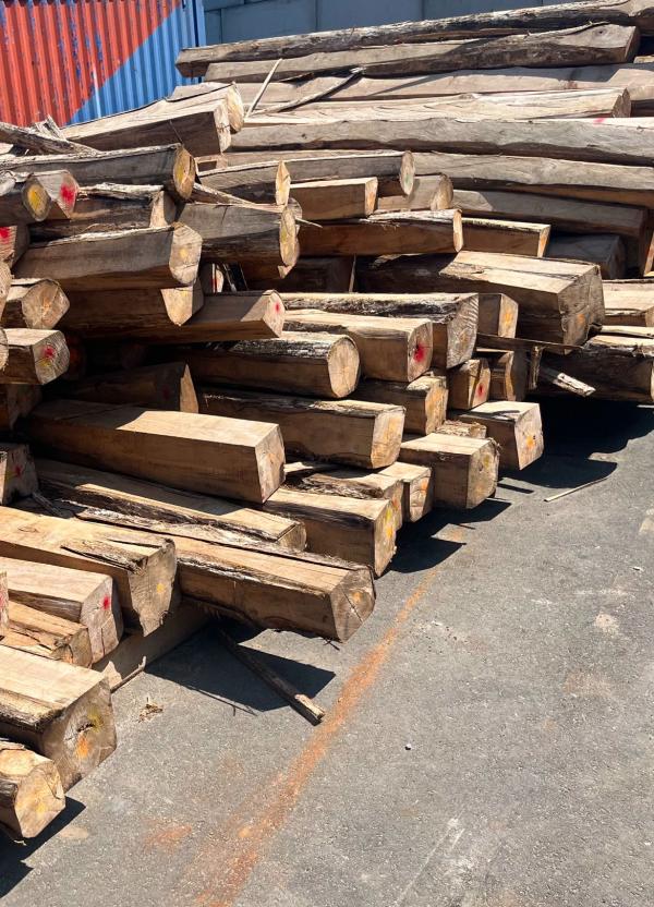  640 Rondins Carres De Teck De 230 300 Cm - bois charbon fibre 640 rondins carres de teck de 230 cm a 300cm d'une circonference de 60 70cm. origine panama. prix 455 /m3 charge dans camion a rotterdam.