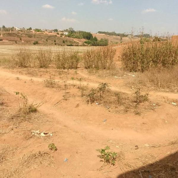  Des Vastes Terrain À.vendre - mine terrain concession  &agrave; tous qui veulent acheter des vastes terrain au p&eacute;riph&eacute;rique d' antsirabe ou p&eacute;riph&eacute;rique d'antananarivo. pour cultiver ou pour construire des grandes usines ou pour habitations. tous en ha +5ha. veuillez nous contacter prix &agrave; partir de 1euro le m2
