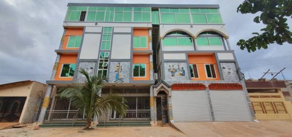  Hotel Vendre, Au Centre Ville De Lomé - mine terrain concession composition------30 chambres équipées de wc douches---une grande cuisine ---2 magasins---une salle de conférence de --120 m2---un restaurant vip de 120 m2---une place des fetes de 460 m2---garages pour 4 voitures---une supérette équipée de toilette ----nouve