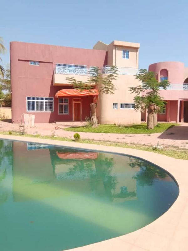  Villa En Vente R+1 Ouaga2000 - autres villa en vente r+1 avec possibilit&eacute; aller &agrave; r+ 2 sallons 4 chambres 8 cuisines 01 douches 9 magasins 01 parking 04 piscine 01 jardin 01 dependence 02 gu&eacute;rite 04 r&eacute;fectoire 01 toit en balcon toutes les pi&egrave;ces sont climatis&eacute;es 