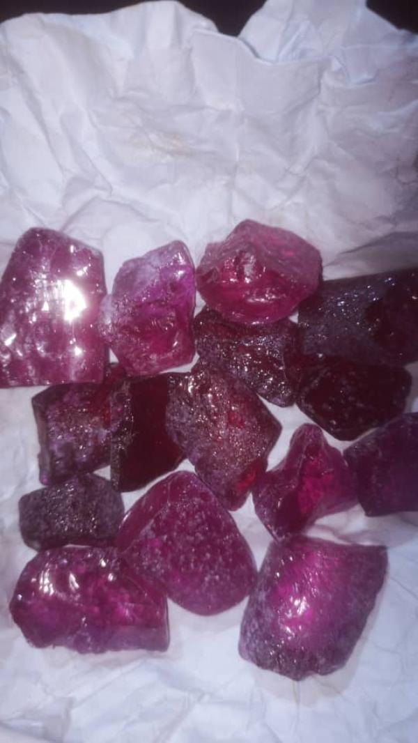  Rubis, Congo Brazzaville - métaux rubis,  en vente ,  disponible 2kg cette offre est toujours valable,  et je suis disponible pour en discuter pour plus d'information,  voire image d'affiche 