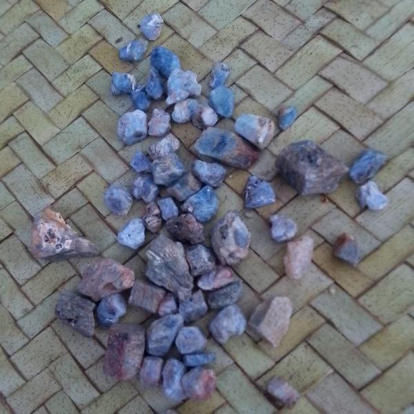  Corindon Bleu - pierre roche  je me permets de vous contacter concernant votre int&eacute;ret pour l’achat de corindon brut &agrave; madagascar. je dispose actuellement d’un lot de pierres naturelles bleu extraites localement avec des caract&eacute;ristiques visuelles correspondant au corindon brut. le lot est non