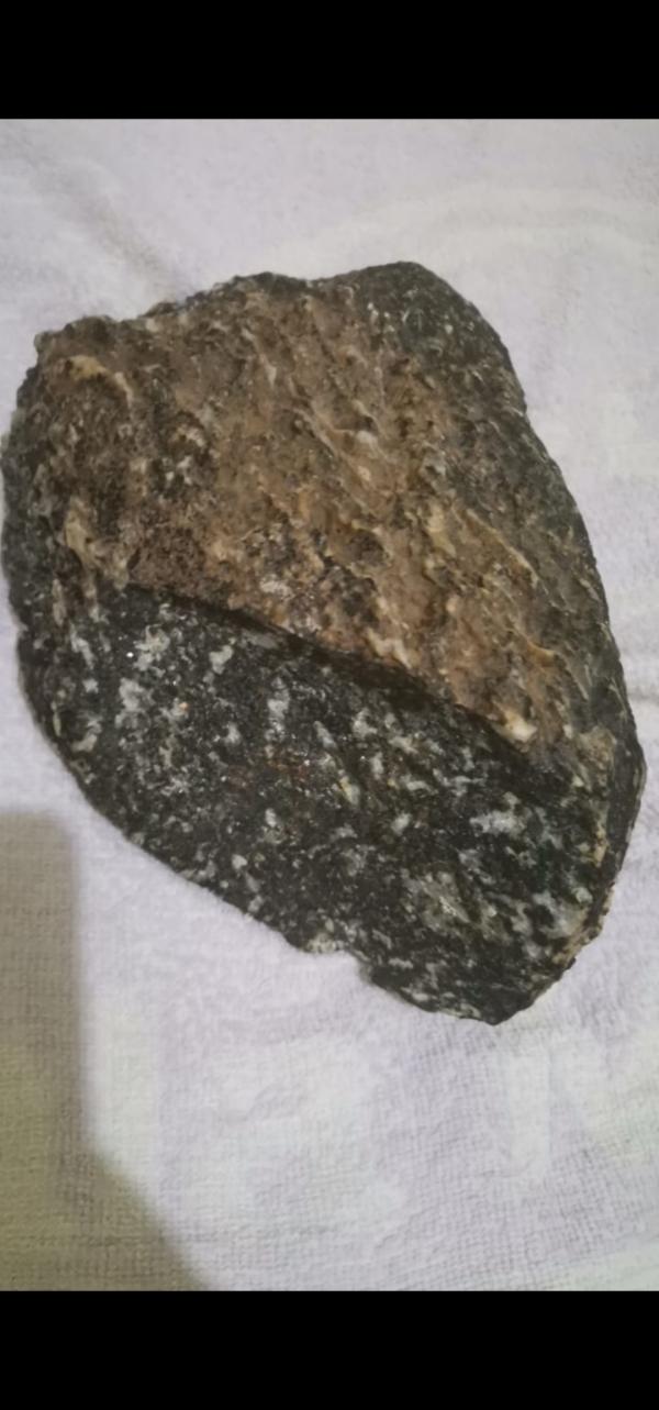  Météorite - pierre roche  je suis alpha diallo et je veux vendre mon pierre m&eacute;t&eacute;orite lunaire et non lunaire j'ai beaucoup de m&eacute;t&eacute;orite 