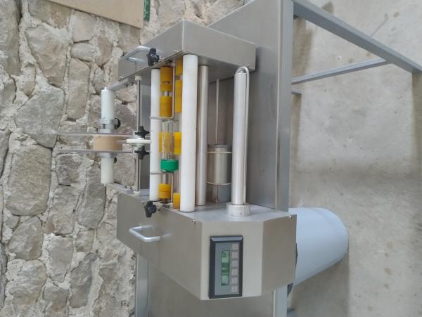  Étiqueteuse Semi Automatique - conditionnement vend &eacute;tiqueteuse semi automatique peu encombrante r&eacute;glages et changements de format rapide g&eacute;r&eacute;e par automate programmable d&eacute;tection du produit par cellule optique guide d'utilisation fourni poids 17kg alimentation 220v id&eacute;al pour tout type 