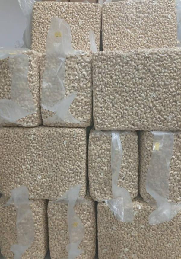  Amande De Cajou Décortiqué Et Brute - fruits secs et graines grillées nous avons une grande quantit&eacute; de noix de cajou d&eacute;cortiquer,  2 conteneurs 20 pieds,  ww240 et ww320. ----et une grande quantit&eacute; de noix de cajou brute.