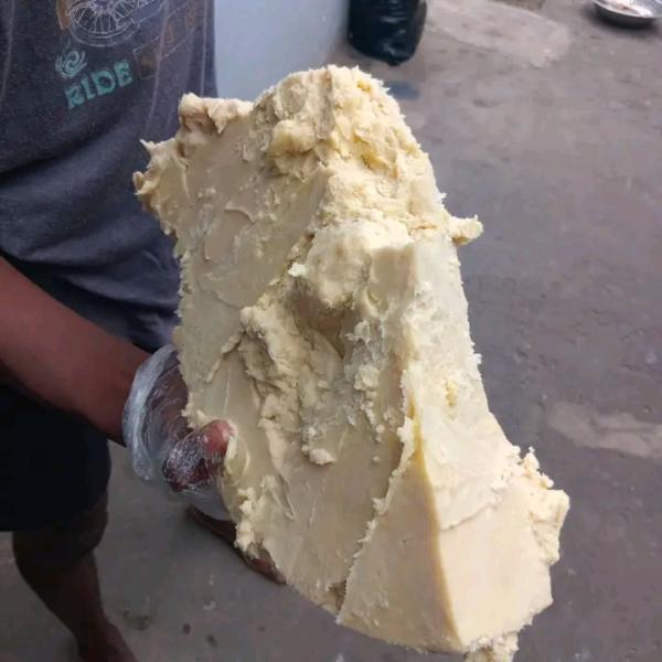  Beurre De Karité 100 Bio - matiere vegetale nous mettons en vente du beurre de karité pur,  brut et non transformé,  directement extrait selon les méthodes traditionnelles au mali. ce produit naturel est idéal pour les industries - cosmétique (crèmes,  lotions,  soins capillaires) pharmaceutique (baumes,  