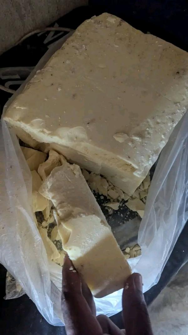  Beurre De Cacao Brute - matiere vegetale nous disposons d'une grande quantité de beurre de cacao pur avec son odeur de chocolat. le prix est de 4000 fcfa/ kg. nous proposons la vente en gros et détails avec une remise sur le prix en fonction de la quantité acheter. commande minimale 1 kg.