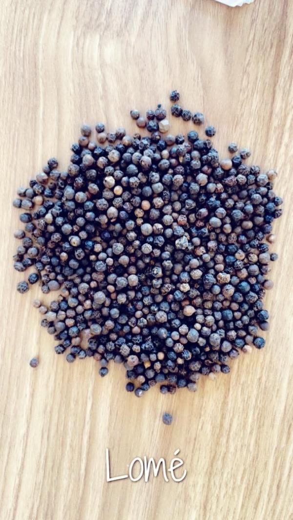  Du Poivre Noir - épices aromates d&eacute;couvrez l'intensit&eacute; du poivre noir du togo cultiv&eacute; dans les plateaux fertiles pr&egrave;s de lom&eacute;. ses baies offrent un nez puissant &eacute;pic&eacute; avec des notes florales et menthol&eacute;es. en bouche une saveur chaude piquante et cors&eacute;e qui r&eacute;