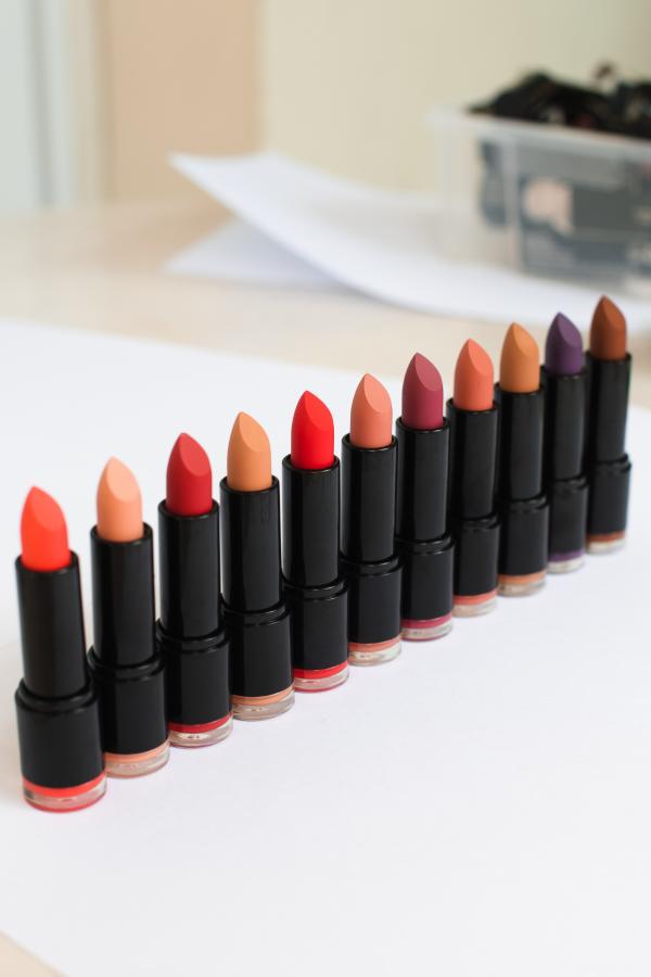  Rouge Lèvres Véganes - hygiene entretien je vends mon stock de 550 rouges &agrave; l&egrave;vres v&eacute;ganes. les rouges &agrave; l&egrave;vres sont sans graisse animale ni produits chimiques les ingr&eacute;dients sont 100% naturel. il y’a 11 teintes diff&eacute;rentes du plus clair au plus fonc&eacute;. le lot co&ucirc;te 1650 €