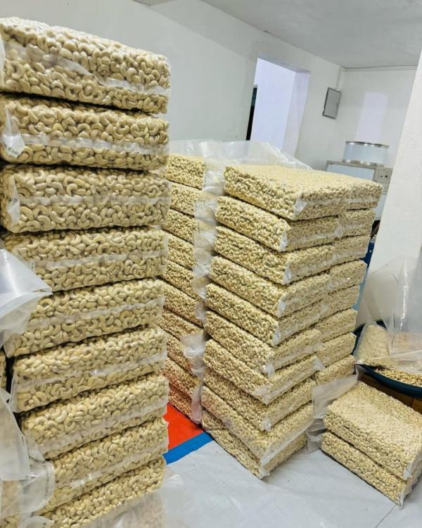  Cajou Calibre W240 - fruits secs et graines grillées cajou calibre w240, nous pouvons vous fournir.--seules les commandes minimum &agrave; partir de 15 tonnes sont accept&eacute;es.--j'accepte la lc irr&eacute;vocable transf&eacute;rable aussi.----merci.