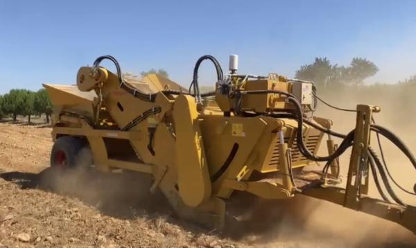  Epierreuse /stone Extractor - matériels machines une machine de tout terrain pour nettoyer de pierre de 35x35x35 cm grillage &agrave; 40 cm de profondeur 3 type de machines selon les pierres &agrave; ramasser prix de machines d'occasion aussi disponible