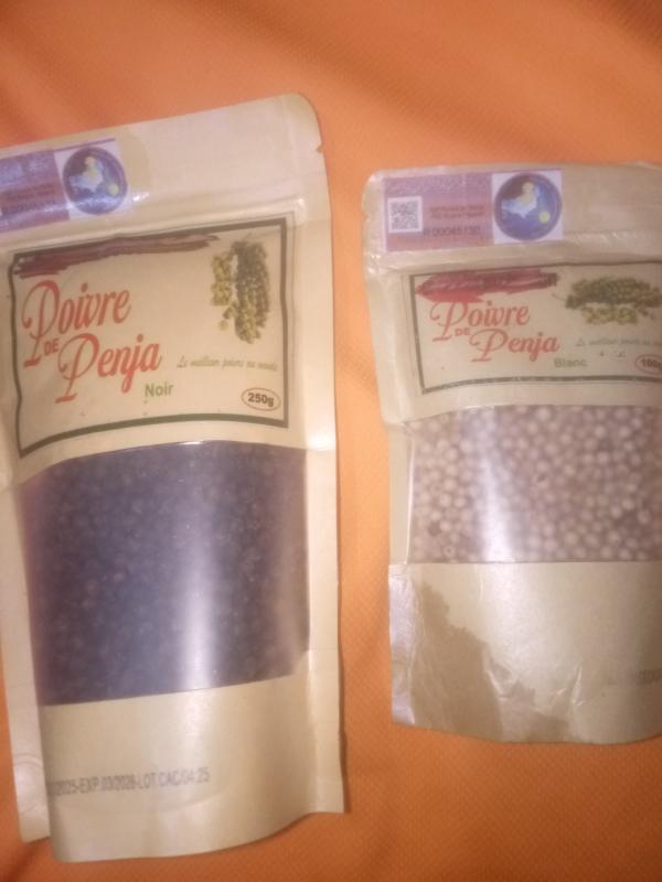  Poivre Vert /blanc. Penja En Gros - épices aromates  la r&eacute;colte pour la saison est lanc&eacute;e nous proposons le poivre vert sec et tous ses d&eacute;riv&eacute;s en gros produits certifi&eacute;s documentation de conformit&eacute; &agrave; jour.stock disponible &agrave; douala et penja. &eacute;chantillons disponible veuillez nou