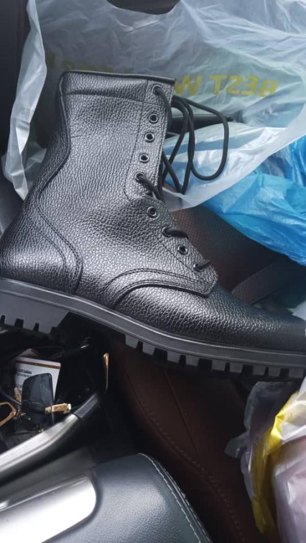  Besoin Urgenment Des Chaussures De Sécurité - matériels machines  &agrave; tous besoin des chaussures de s&eacute;curit&eacute; de types militaire pour une quantit&eacute;s importantes voir ci dessous la photos pour plus pr&eacute;cision 