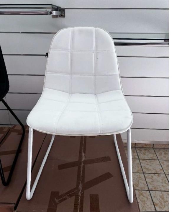  Lot De Chaises Neuves - autres lot de 1300 chaises de cuisine et de salon ,  salle &agrave; manger neuves.--volume une semie ou un container 40 pieds--id&eacute;al pou restaurants h&ocirc;tels salle de r&eacute;ception etc...--2 mod&egrave;les dont un avec dossier montant, --diff&eacute;rents coloris blanc,  noir,  gris,  beige--style