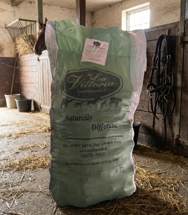  Fienocrock Le Foin Premium - aliments pour animaux fourrage 100% naturel issu de prairies s&eacute;lectionn&eacute;es et compress&eacute; pour garantir une fra&icirc;cheur maximale et une qualit&eacute; constante. riche en fibres longues pauvre en poussi&egrave;re et parfaitement adapt&eacute; aux chevaux sensibles sportifs ou &agrave; forte exi
