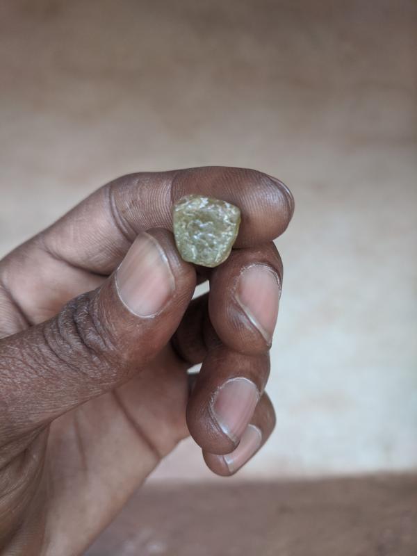  Vente - pierre roche je poss&egrave;de des grenats bruts du mali de bonne qualit&eacute; et moindre co&ucirc;t ils sont vendu &agrave; 1kg &agrave; 2000€ &agrave; discuter &eacute;galement 