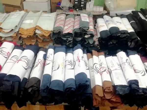  Lot De Cuirs Et Peaux Made In Italie - autres lot en italie de cuirs et peaux pour la fabrication de chaussures et maroquinerie très belle qualité.--il y a environ 65809 pieds,  un inventaire a été effectué.--idéal pour créer un atelier de production de chaussures homme----cela fait partie d'une u