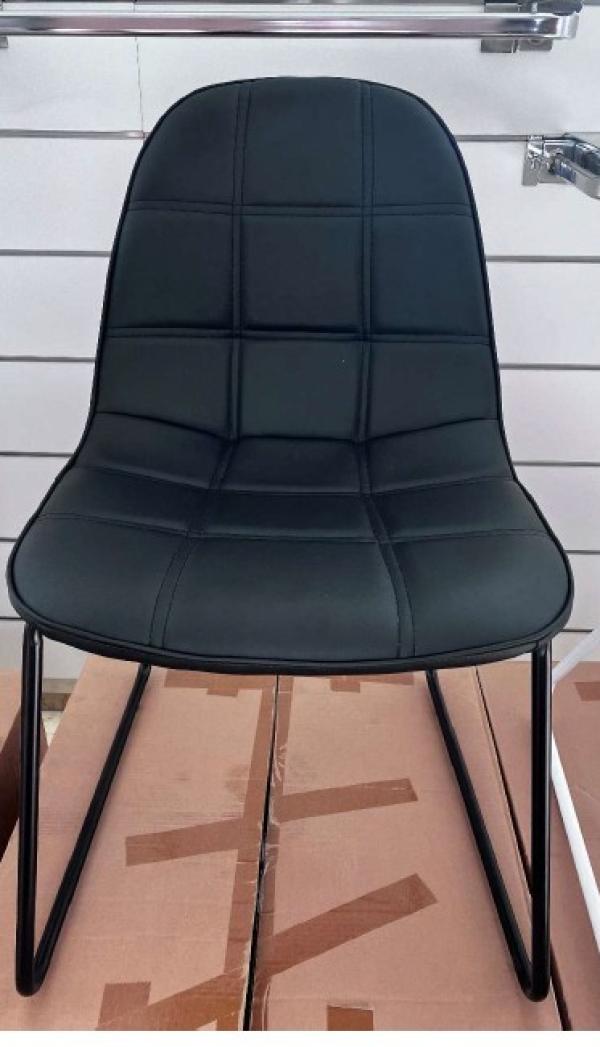  Lot De Chaises Salon Et Cuisines - autres lot de 1216 chaises de cuisine et de salon ,  salle &agrave; manger neuves.--volume une semie ou un container 40 pieds--id&eacute;al pou restaurants h&ocirc;tels salle de r&eacute;ception etc...--2 mod&egrave;les dont un avec dossier montant, --diff&eacute;rents coloris blanc,  noir,  gris,  beige--style