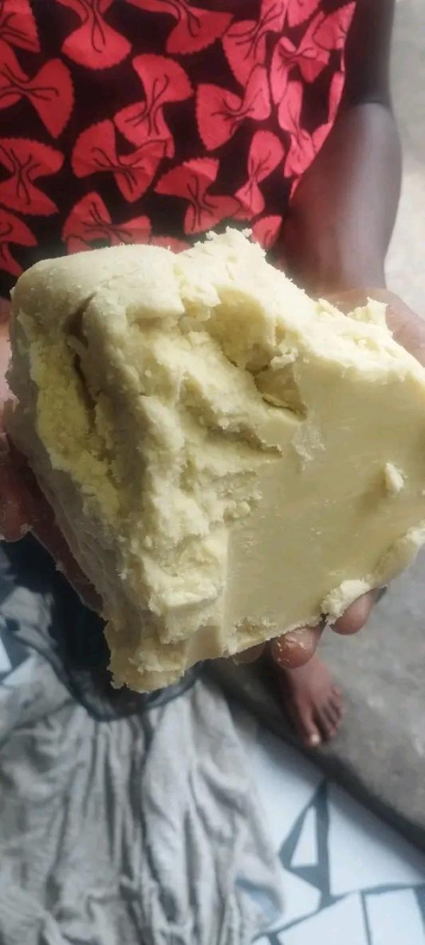  Beurre De Karité Bio - hygiene entretien nous mettons en vente du beurre de karit&eacute; pur,  brut et non transform&eacute;,  directement extrait selon les m&eacute;thodes traditionnelles au mali. ce produit naturel est id&eacute;al pour les industries - cosm&eacute;tique (cr&egrave;mes,  lotions,  soins capillaires) pharmaceutique (baumes,  