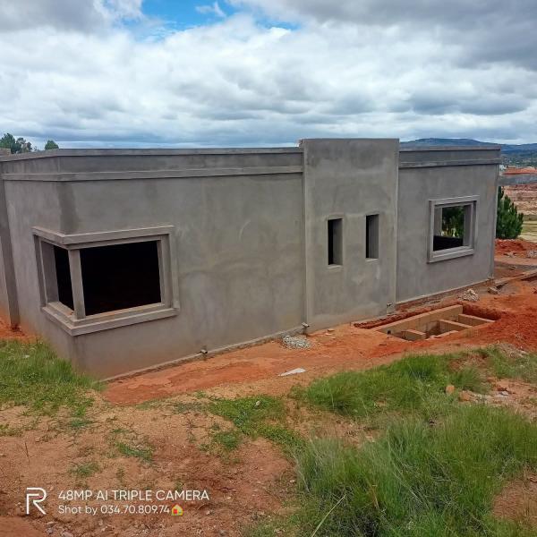  Vente De Terrain - mine terrain concession terrain &agrave; vendre situ&eacute; au nord de ivato a&eacute;roport au fokontany ambohidava cr ambatolampy tsimahafotsy id&eacute;ale pour ferme et pisciculture. avec une maison en cours de finition de 14/12m superficie totale du terrain 6383m² facile acc&egrave;s eau avec puit acc&egrave;s