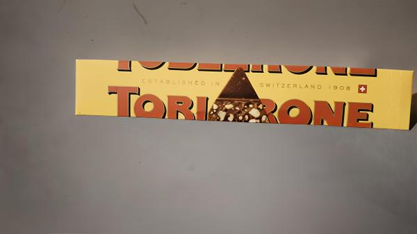  Destockage Toblerone - produits sucrés disponible 1 camion toblerone 100g dlv 02/2027 20 pcs par carton 228 carton por palet prix 1.50€/unit&eacute; prix plus bas pour quantit&eacute; lieu espagne 