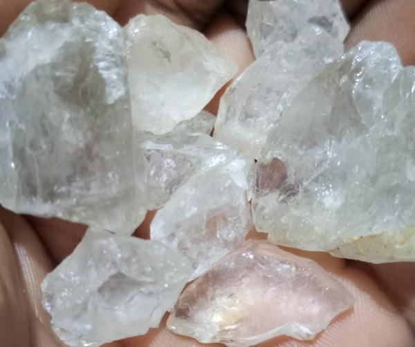  Quartz/pierre Précieuse - pierre roche du cameroun dans la capitale politique la qualit&eacute; et la vertue en sont pr&eacute;cieuses. nous vendons les quartz bruts et naturels tr&egrave;s utilis&eacute;s dans les bijouteries mod&egrave;les et artificielles. contactez nous pour vos besoins en pierres pr&eacute;cieuses. la confidentiali