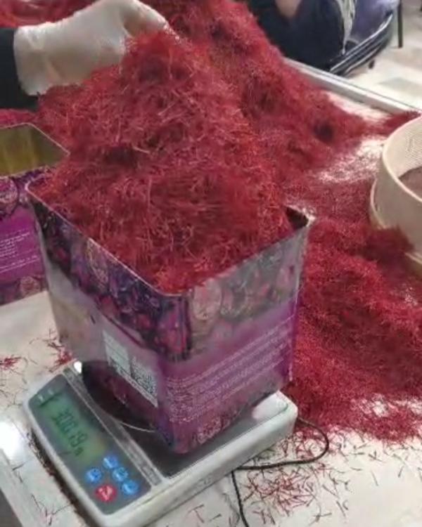  Saffran Naturel Pure - épices aromates saffron naturel d'origine iran disponible / saffron from iran available livraison partout dans le monde   / worldwide shipping tarif sur demande quantit&eacute; disponible de quelques kilos &agrave; des tonnes ou des conteneurs mode de payement tt 50/50 ou lc &eacute;chantillon pos