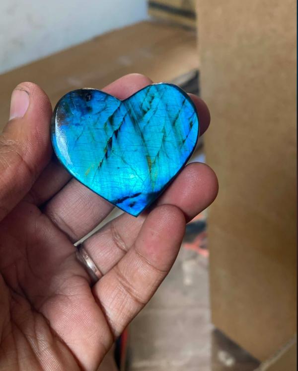  Pierre Naturelle - pierre roche je suis fournisseur de pierres naturelles de madagascar disponibles en gros en brutes et taill&eacute;es labradorite quartz rose ammonites cristaux et autres min&eacute;raux de qualit&eacute;. je propose ✔ prix revendeur / grossiste ✔ qualit&eacute; s&eacute;lectionn&eacute;e ✔ envoi de