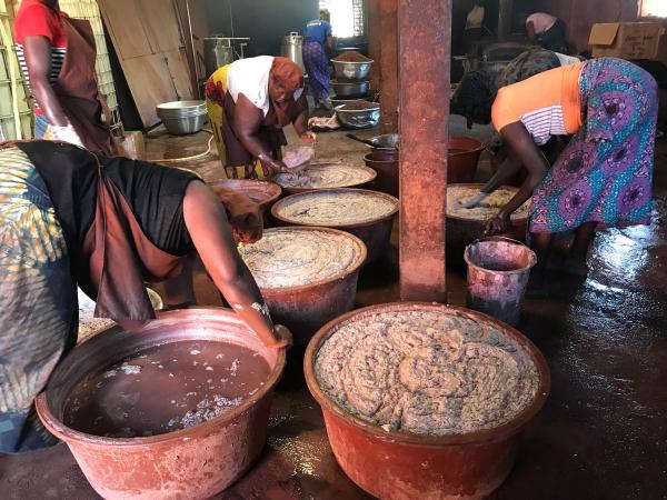  Beurre Karité Bio - hygiene entretien nous mettons en vente du beurre de karit&eacute; pur brut et non transform&eacute; directement extrait selon les m&eacute;thodes traditionnelles au mali. ce produit naturel est id&eacute;al pour les industries cosm&eacute;tique (cr&egrave;mes lotions soins capillaires) pharmaceutique (baumes 