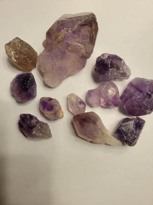  Un Français Vend Améthystes Et Quartz - pierre roche nous avons un partenaire fran&ccedil;ais qui vend des am&eacute;thystes. il cherche acheteur. un bijoutier par exemple qui sait tailler les pierres. si int&eacute;resser faire une offre. la livraison ne devrait pas co&ucirc;ter trop cher. il a aussi du quartz.