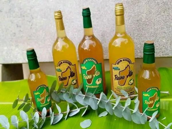  Rhum Arrangé - boisson alcoolisée marque artisanale malgache sp&eacute;cialis&eacute;e dans la production de rhums arrang&eacute;s &agrave; base de rhum blanc de qualit&eacute; infus&eacute; avec des fruits frais et des &eacute;pices locales. chaque bouteille offre un go&ucirc;t authentique naturel et riche inspir&eacute; des sav