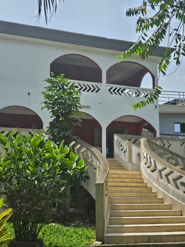  Villa Et Immeuble Vendre - autres occasion immobiliere en or; en vente un complexe immobilier sur 2.000 m2 a yopougon quartier millionnaire comprenant une villa familiale de 7 pieces autonomes ( 2 salons +5 chambres terrasse et balcon un sous sol un bar une paillote une cuisine europeenne et africaine et un grand jardin. en 2 