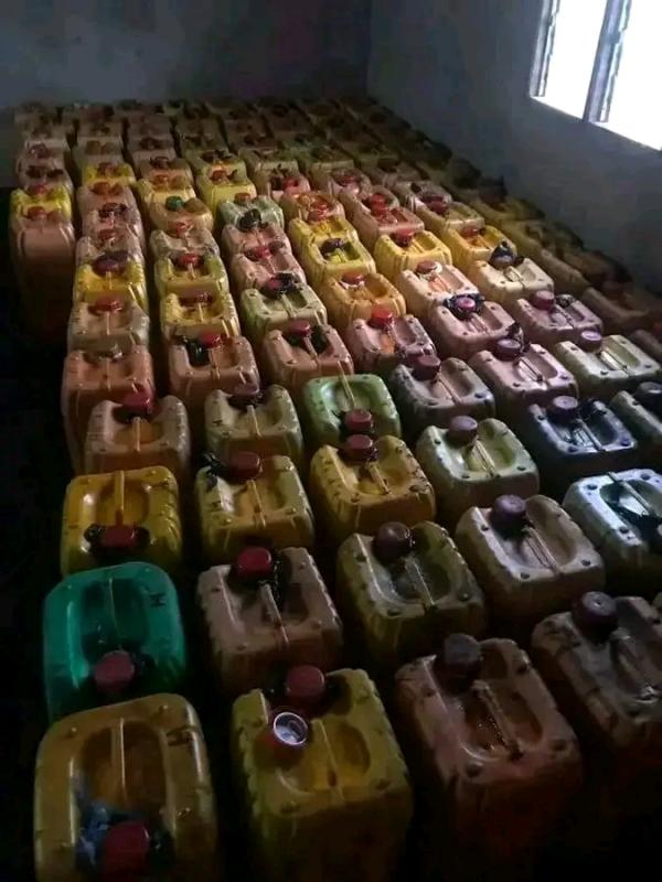  Huiles Rouge - huiles j'ai besoin des clients pour les vendre mon huile rouge je suis au b&eacute;nin village de sak&eacute;t&eacute;. ci vous avez besoin contacter moi