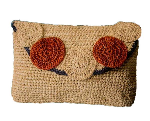  Pochette Classe - matiere vegetale ce pochette authentique est enti&egrave;rement crochet&eacute; &agrave; la main par nos artisans &agrave; madagascar utilisant des fibres de raphia naturel de premier choix. son design &eacute;pur&eacute; et sa texture souple en font un accessoire incontournable pour les collections printemps &eacu