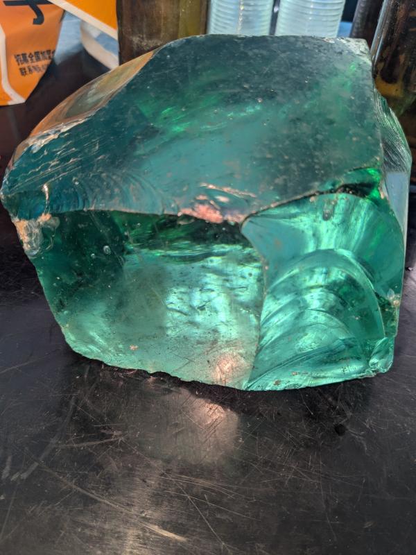  Pierres Précieuses - pierre roche une grosse pierre de grandidierite de 24500 carats d'une couleur verte intense transparent et tr&egrave;s solide. j'ai besoin d'un acheteur pour la collection. elle p&egrave;se 4 5kgs et le prix est abordable au carat. 