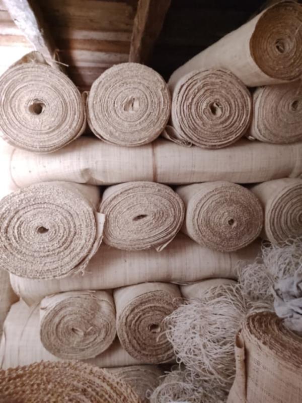  Rabane De Madagascar 100% Naturelle Qualité - matiere vegetale exportateur direct bas&eacute; &agrave; madagascar je propose de la rabane artisanale un textile v&eacute;g&eacute;tal d'exception tiss&eacute; &agrave; la main &agrave; partir de fibres de raphia s&eacute;lectionn&eacute;es. ce produit allie tradition malgache et robustesse id&eacute;al pour la 