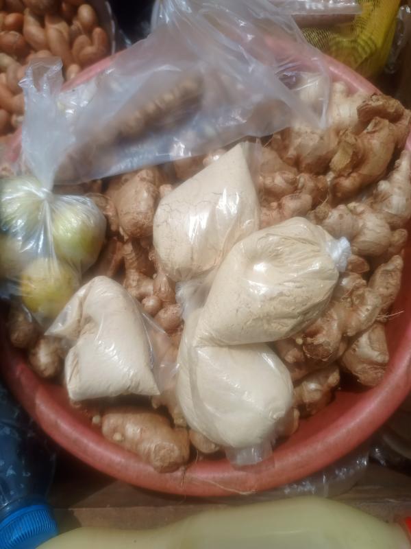  Gingembre - fruits et légumes nous vendons du gingembre de qualit&eacute; premium r&eacute;colt&eacute; en afrique centrale racine ferme et juteuse riche en huile essentielle non trait&eacute; non irradi&eacute; s&eacute;ch&eacute; naturellement au soleil