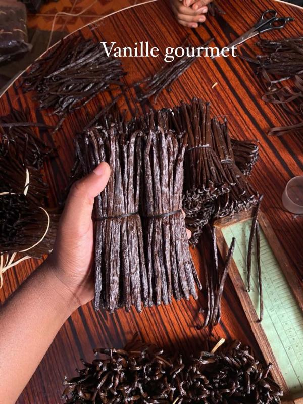 Vanille De Madagascar - épices aromates  je suis un producteur et grossiste de la vanille girofle et cannelle bas&eacute; madagascar. nous vendons tous types de vanille de grade 1 au grade 3 noire gourmet noire tk rouge cuts et nous avons aussi des graines et des poudres de vanille de grade 1 au grade 3. nous pouvons vous fo