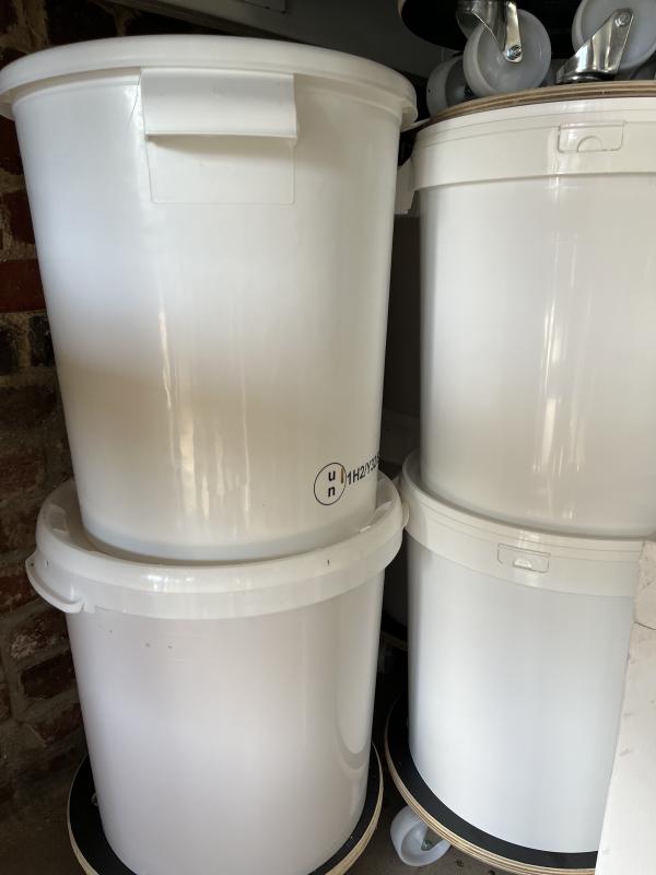  Fût De Miel De Colza Et Tilleul (40kg) - produits sucrés je suis apiculteur bas&eacute; dans l'oise et je propose mon miel de colza et de tilleul r&eacute;colt&eacute; localement disponible en f&ucirc;t de 40 kg. le miel de colza pr&eacute;sente des qualit&eacute;s particuli&egrave;rement adapt&eacute;es &agrave; un usage en boulangerie et p&acirc;ti
